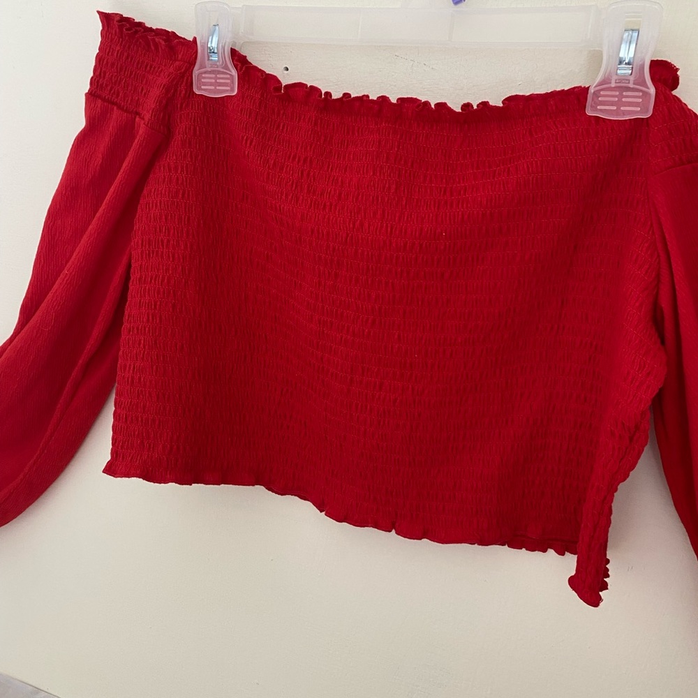 H&M Super cute Red tops 💕size XL
Long sleeve